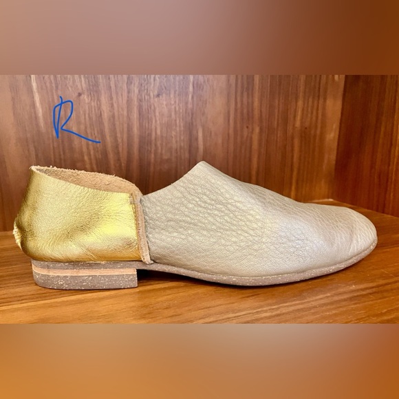 EUC Rare U-Dot Asymmetric Metallic Leather Slip-On Flats 7 Matte & Glossy Gold - Picture 8 of 16